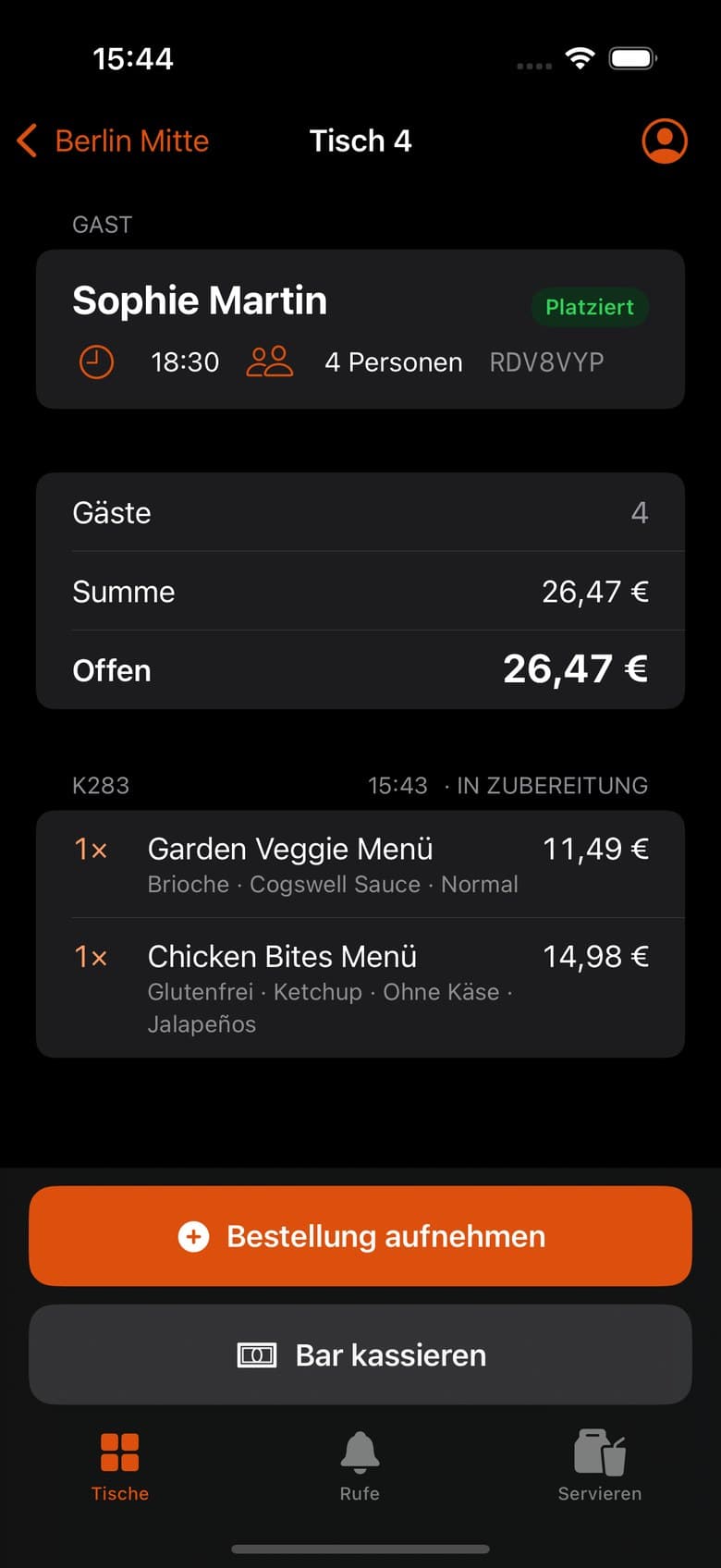 Kellner-App auf dem iPhone: Tisch 4 mit Gast Sophie Martin (platziert, 18:30, 4 Personen), offener Betrag 26,47 €, Bestellung K283 in Zubereitung und „Bestellung aufnehmen“